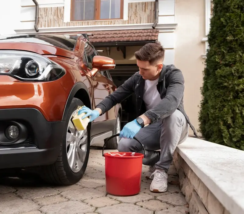 Lavage auto à domicile Colomby-Anguerny : professionnel intervenant sur un véhicule